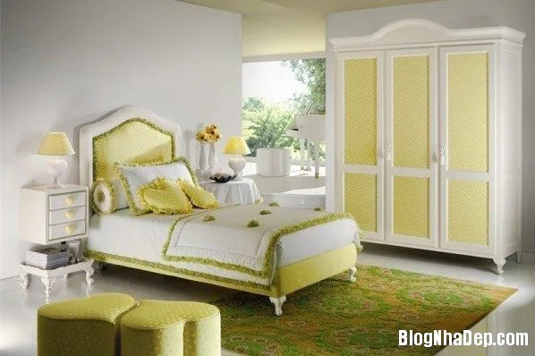 Phòng ngủ sáng bừng với hai sắc màu vàng và xanh lá