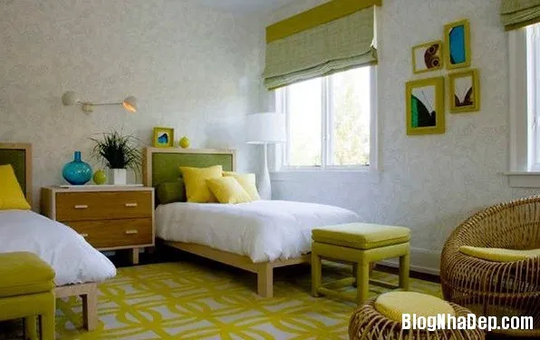 Phòng ngủ sáng bừng với hai sắc màu vàng và xanh lá