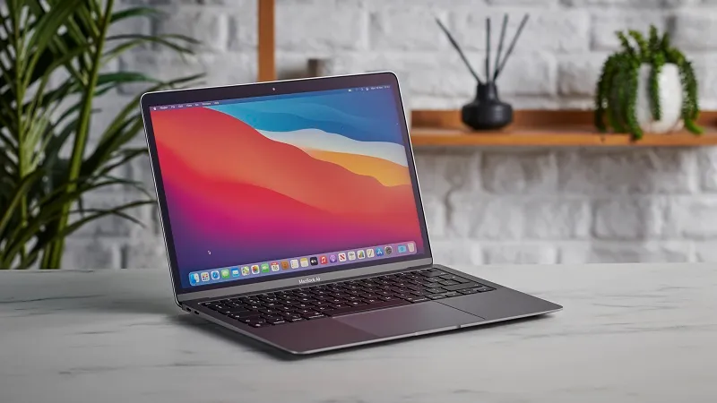 Dùng macbook có nên cắm sạc liên tục không?
